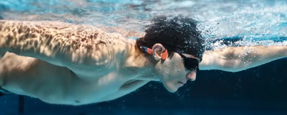 Shokz OpenSwimm, na basenie